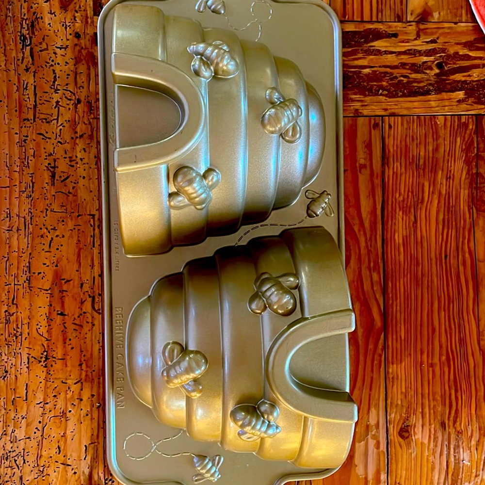 Nordic Ware Beehive Cast Aluminum Cake Mold Pan 10 Cup Nonstick Honey Bees
